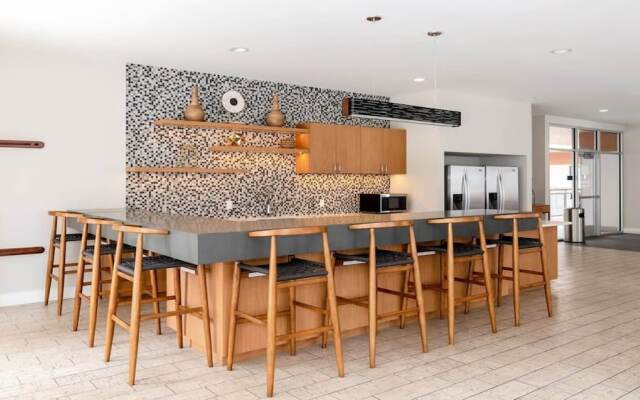 Bold CozySuites w/pool, gym, roof #3