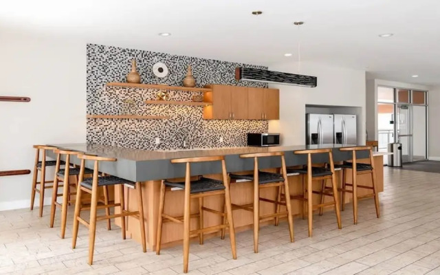 Downtown Dallas CozySuites w/ roof pool, gym #1