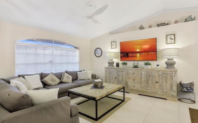 Quiet Inland Home With Pool, two Queen Beds and Grill