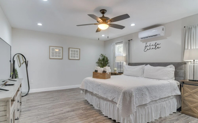 Tampa Apartment w/ Shared Backyard & Fire Pit!