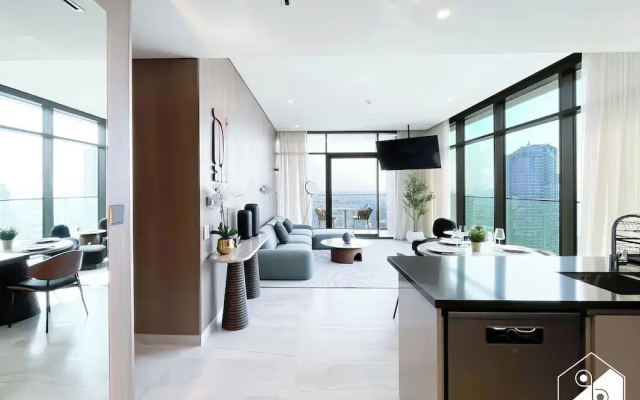 Luxurious 3BR Canal View Apartment Pool + Gym