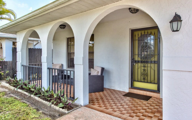 Avanti Vacation Rental, Relaxing 3-BR Retreat with Private Pool Minutes from Vanderbilt Beach and Delnor-Wiggins State Park. Enjoy Southern Exposure, BBQ Area, and Pet-Friendly Comfort