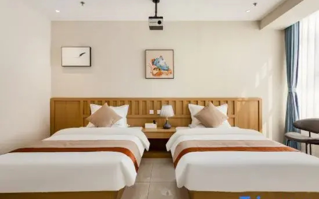 Zhengding Little Dolphin Business Hotel