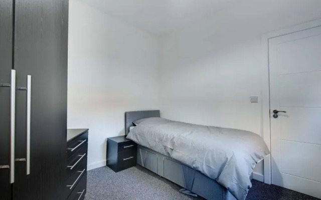 Self Check-In Town House in Barnsley Town Centre