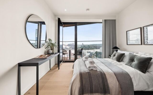 Stunning two Bedroom Docklands Apartment With Balcony