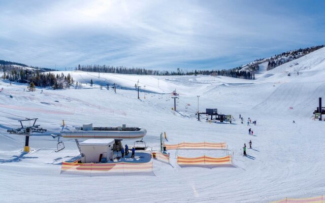 Mtn-view 'slopeside Chalet' in Granby Ranch!