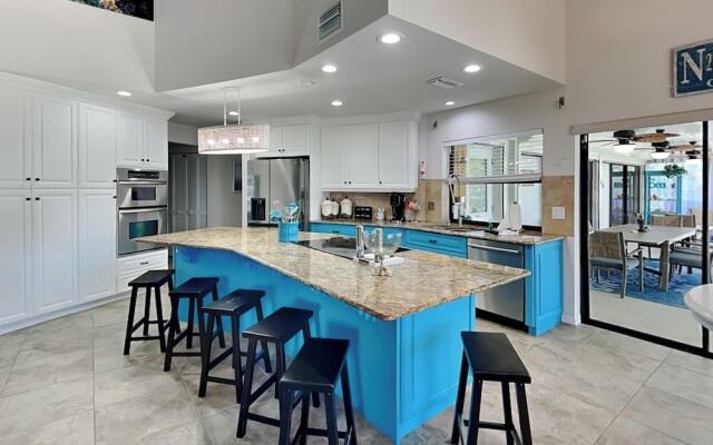 Tropical Breeze Dockside Oasis