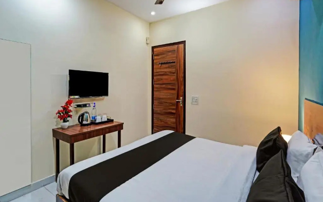 OYO 85695 Royal Hotel