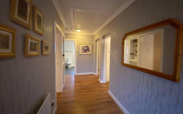 Quiet Secluded two Bedroom Bungalow With Parking