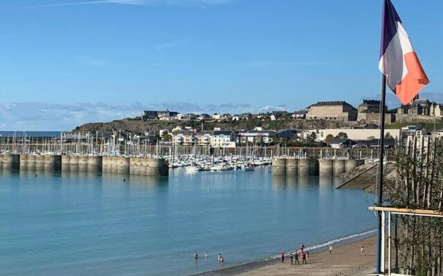 Les pieds dans l'eau accès direct à la plage !