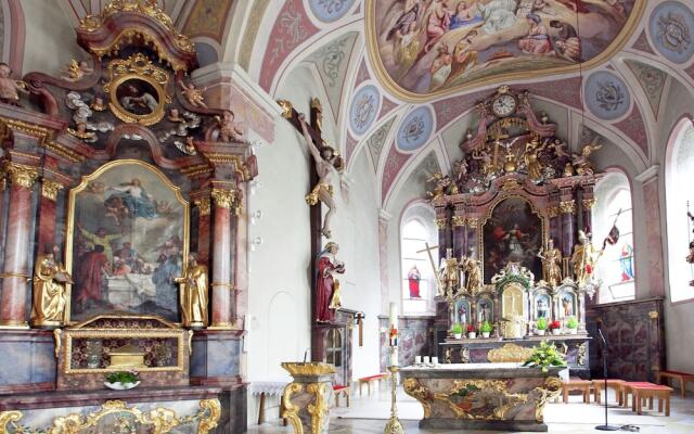 Apartment in Ski Paradise Near Trails