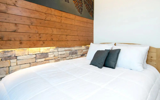 Pohang Couple Stone Pension