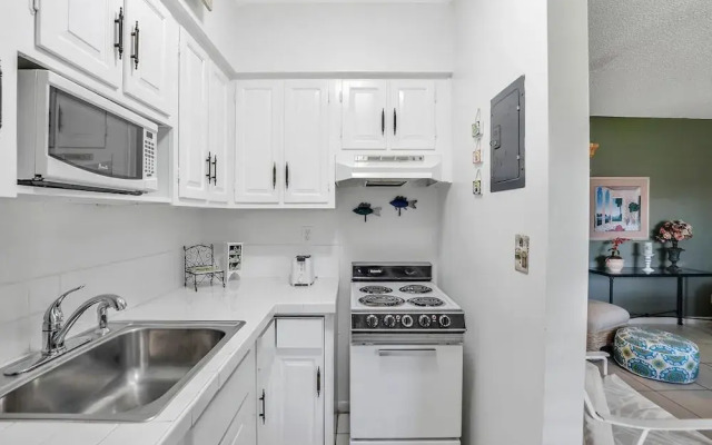 Idyllic Condo With Brief Walk to Beach and Restaurants