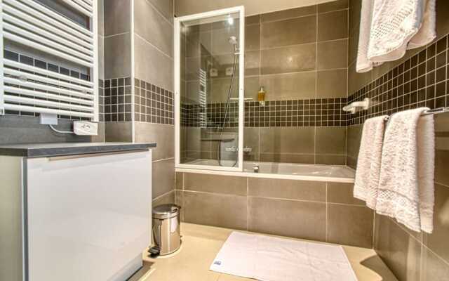 Modern Apartment With Private Balcony, Near Palais