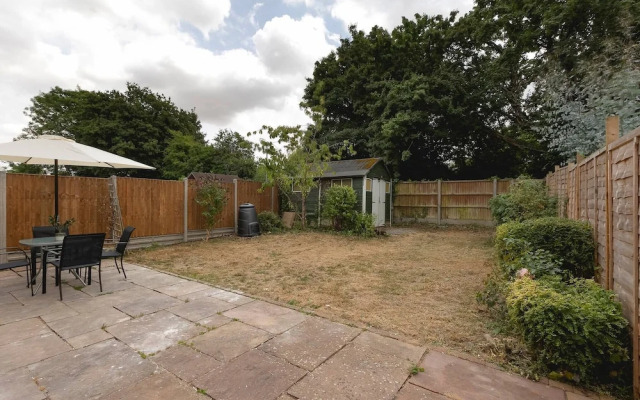 Skyvillion - Lush 2 Bed Hydean Way House & Garden