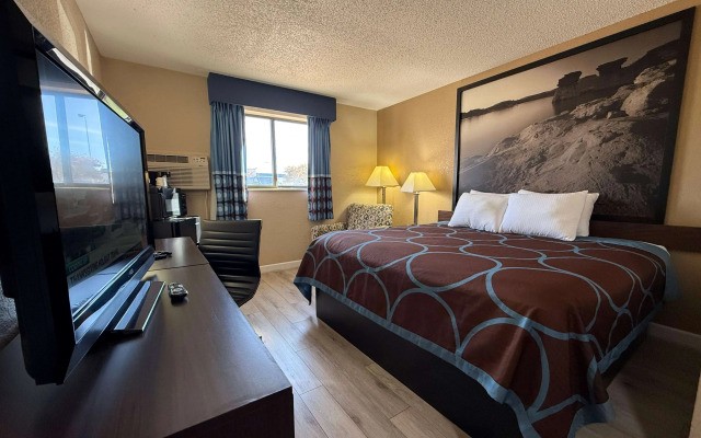 Super 8 by Wyndham Hutchinson