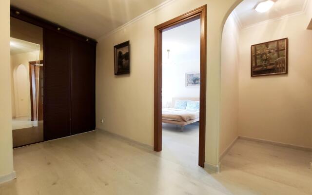 Tverskaya Street (Тверская Стрит) на улице 2-я Бресткая