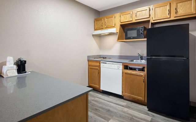 Days Inn & Suites by Wyndham Kokomo