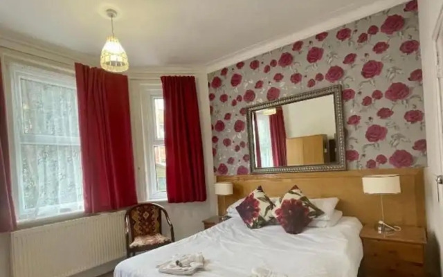 OYO The Lodge Bournemouth