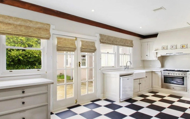 Robin Hill Manor - rambling retreat & tennis court