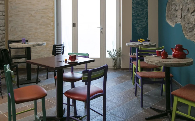 Varad Inn Hostel and Cafe