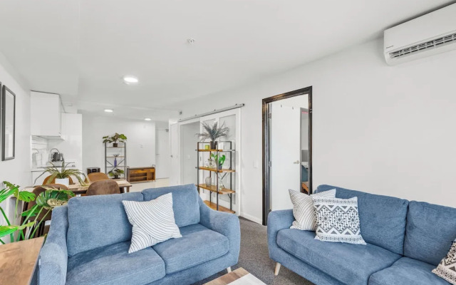2Br Apt With Balcony & Parking In Prime Spo