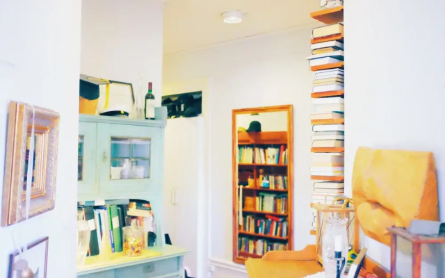 Beautiful, Artistic, Heirloom Apartment
