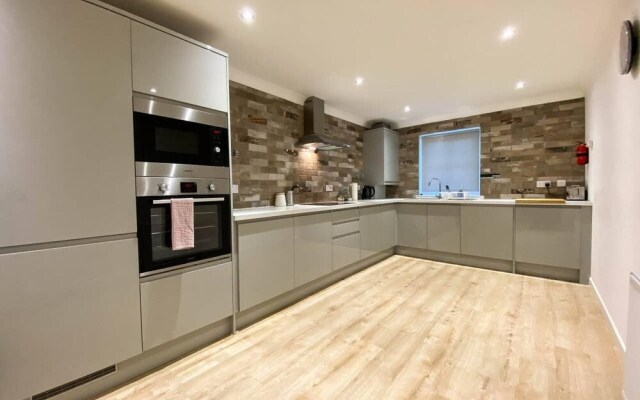 Large Modern 3 Bedroom Apartment - Free Parking