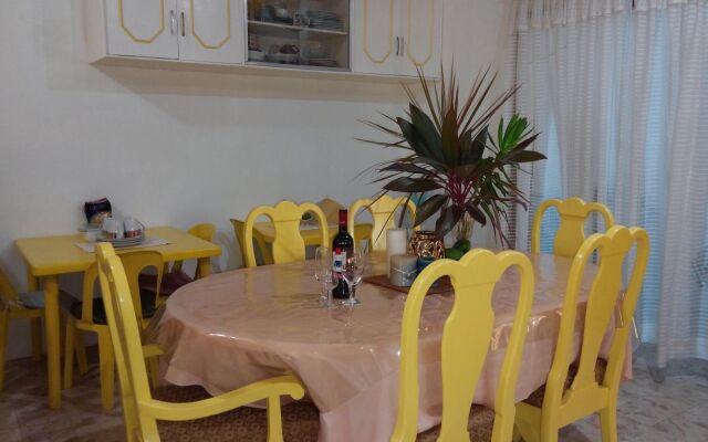 Yellow HOUSE Vacation Rental