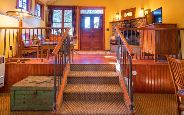 Johnston Canyon Lodge and Bungalows