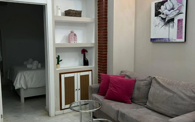 Las Columnas De Adriano. Calle Mármoles, 5