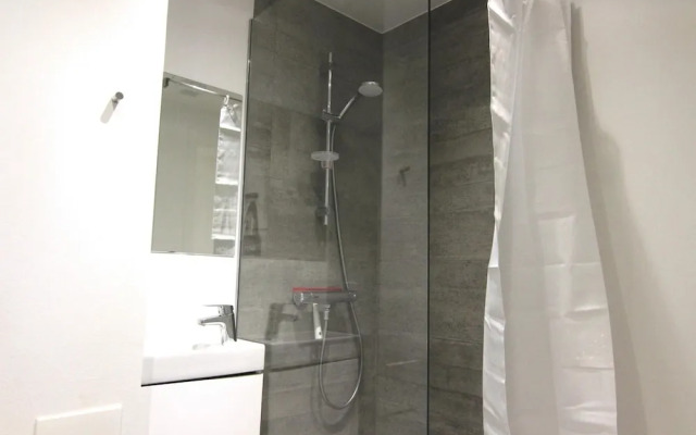 Great 2-bed w Balcony