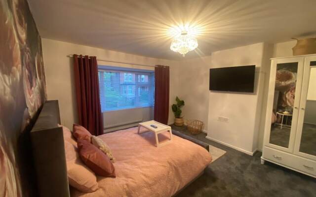 Charming 3-bed House Near Central Manchester