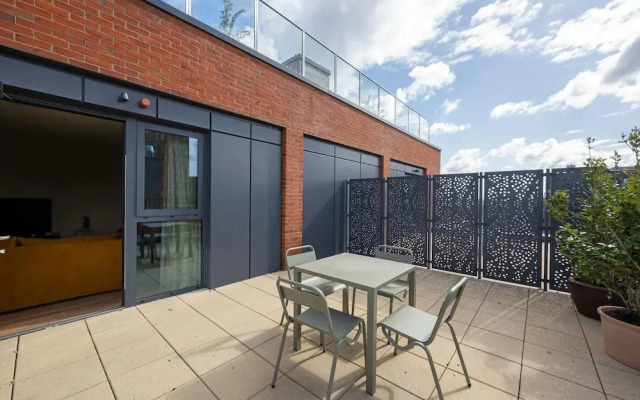 Chic Urban Flat With Rooftop Access