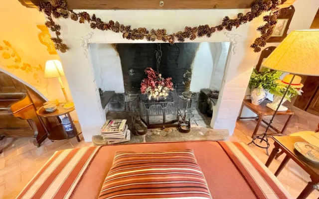 Adam House, Exclusive Pool, Outstanding Views, Vast Garden, Aircon, Sleeps 8