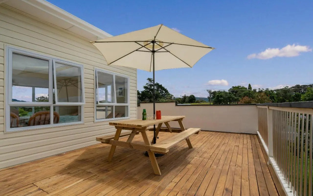 Sun Seeker Bach - Ferry Landing Holiday Home