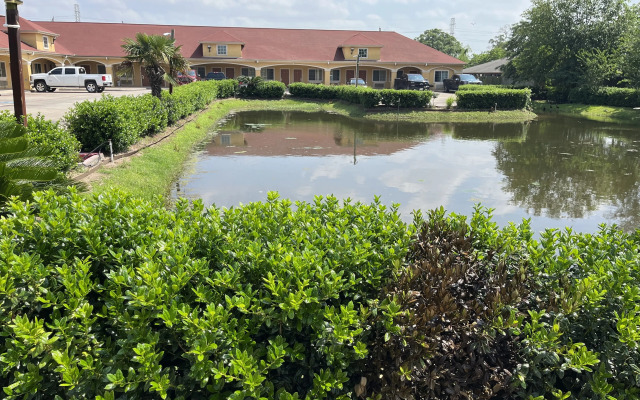 Deluxe Inn & Suites