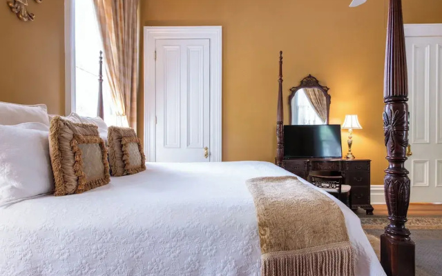 DuPont Mansion Bed & Breakfast