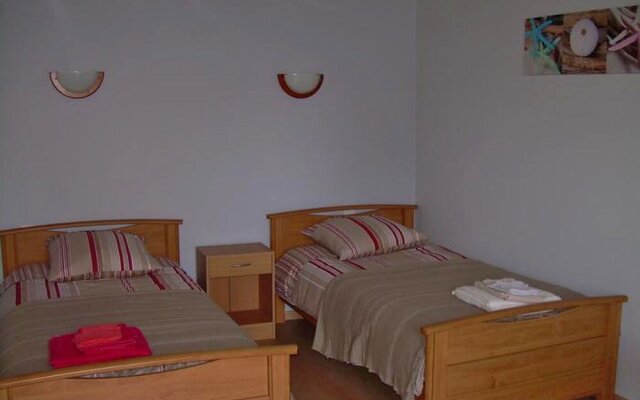 House With 3 Bedrooms in Plonévez-porzay, With Furnished Garden and Wi