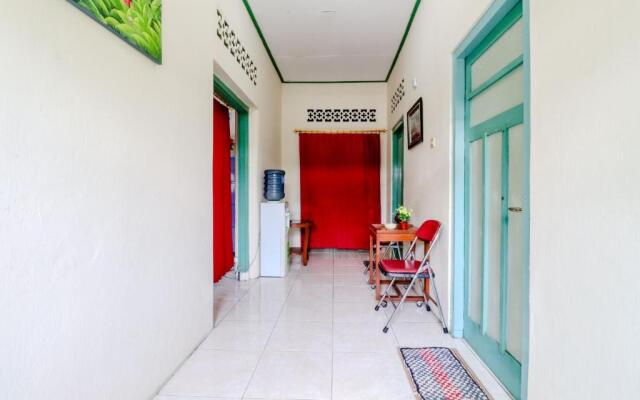 Bahagia Sederhana Home Stay - Hostel by ZUZU