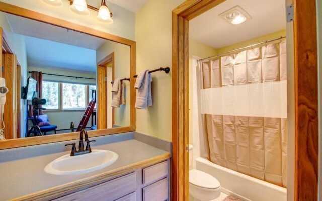 2 Bedroom Mountain Condo in Lakeside Village Near Keystone Lake with Complimentary Shuttle Service