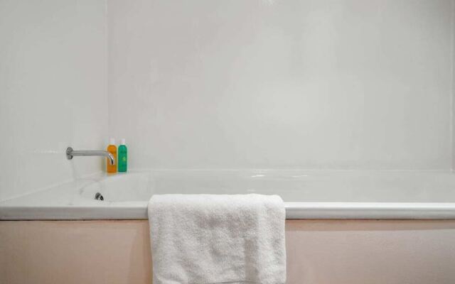 Beautiful 2bdr/2bath Apt in Mayfair, 3mins to Tube