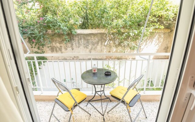 Central & Cozy Apartment With Balcony