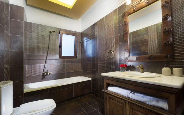 Private Polished Mansion w Private Pool Jacuzzi