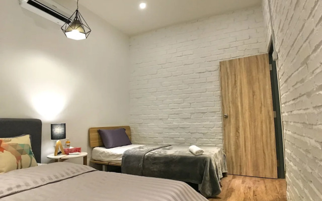iBook4 Deluxe 2 Bedroom Gurney Suite by iBook Homestay