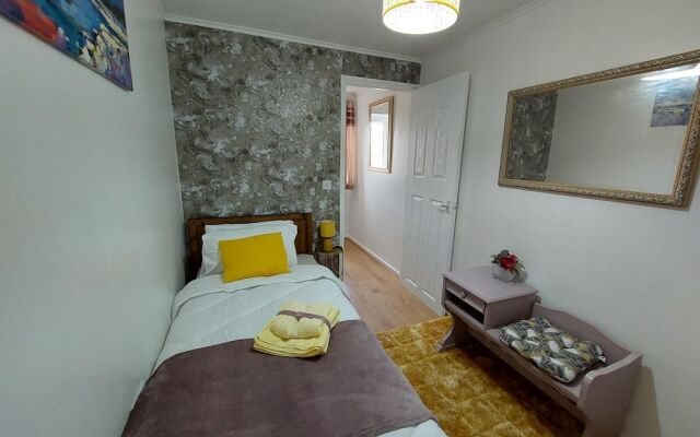 Lovely 2-bed House in the Heart of Woodhouse
