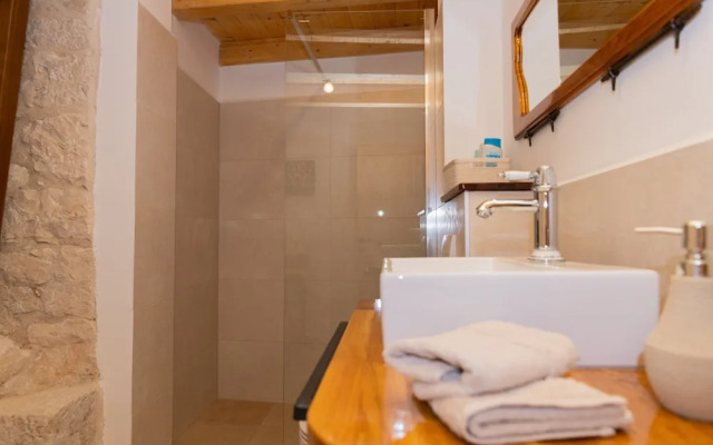 Traditional stone house Tonca