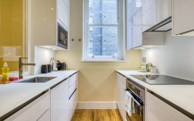 Spacious 2bed/2bath Apt, 5mins to Victoria St