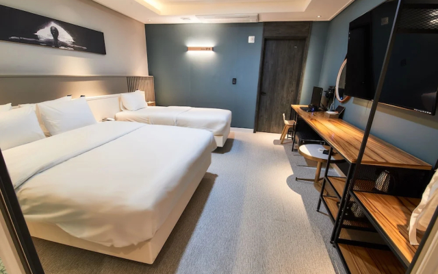 West In Hotel