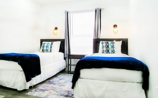 Stylish 3 Bedroom Home Private Balcony Patio